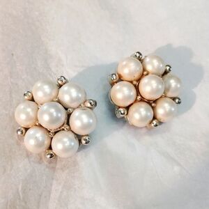 Vintage Lisner Pearl cluster clip-ons